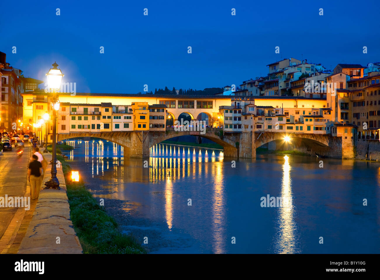 Ponte Vecchio in der Nacht in Florenz Stockfoto