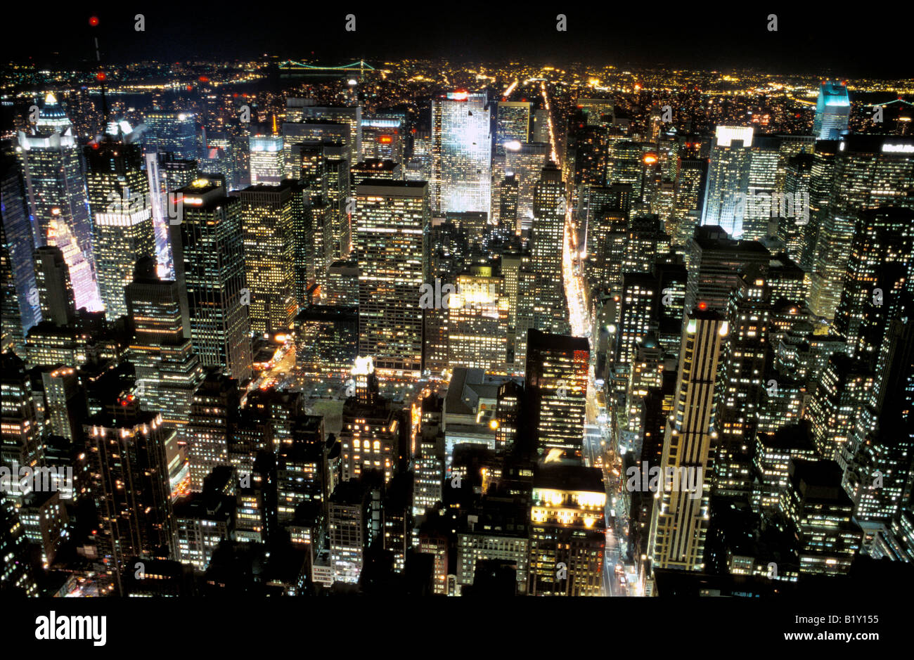New York City gesehen in der Nacht von der Spitze des Empire State Building Stockfoto