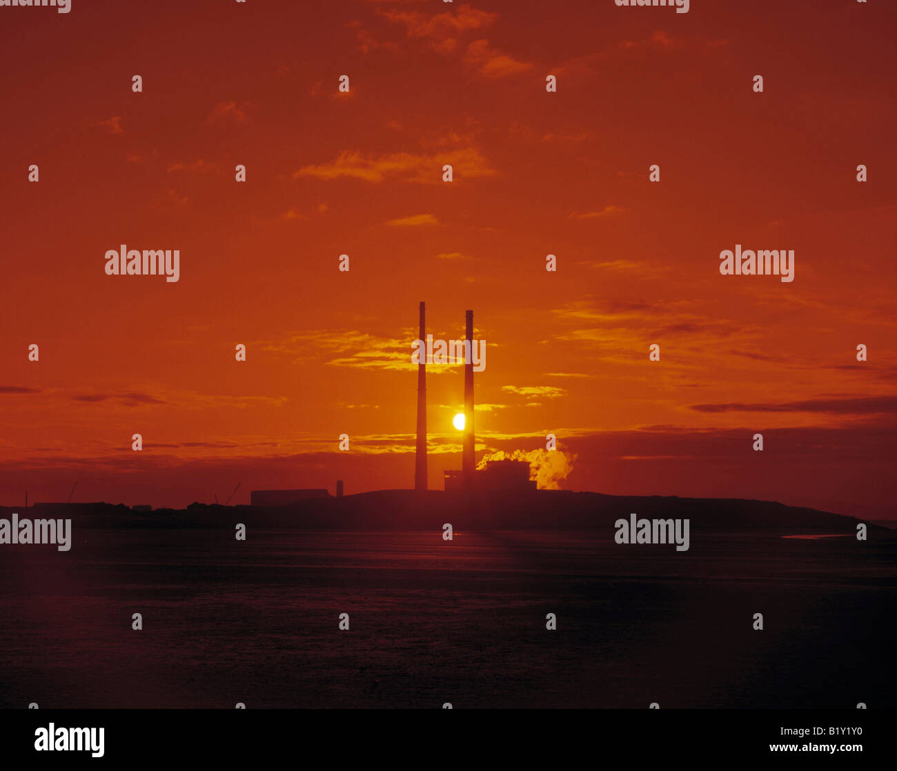 zwei Schornsteine sitzen in die Ferne Dublin Landschaft Stockfoto