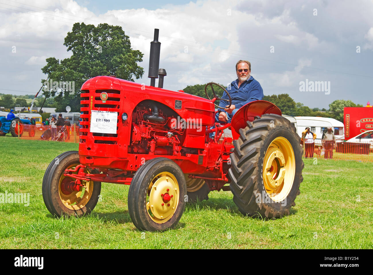 Roten Massey Harris Bauernhof Traktor aus dem Jahr 1956 Stockfoto