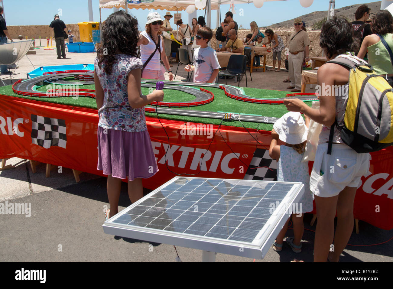 Kinder spielen mit solar powered Scalextric gesetzt auf dem Festival Eolica erneuerbarer Energien auf Teneriffa im Juni 2008 Stockfoto