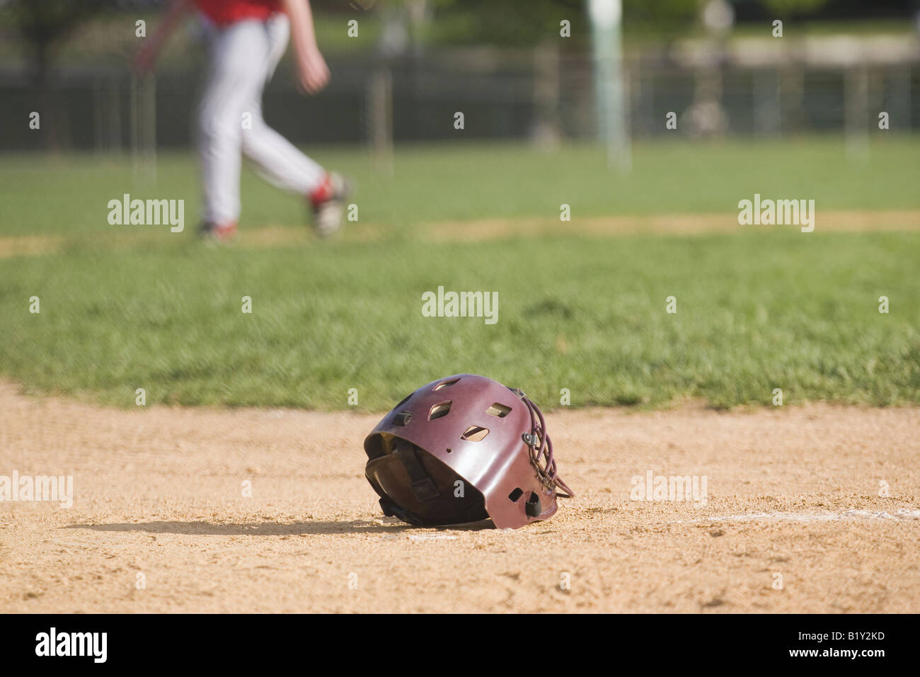 Baseball-Helm in einem Baseballfeld Stockfoto