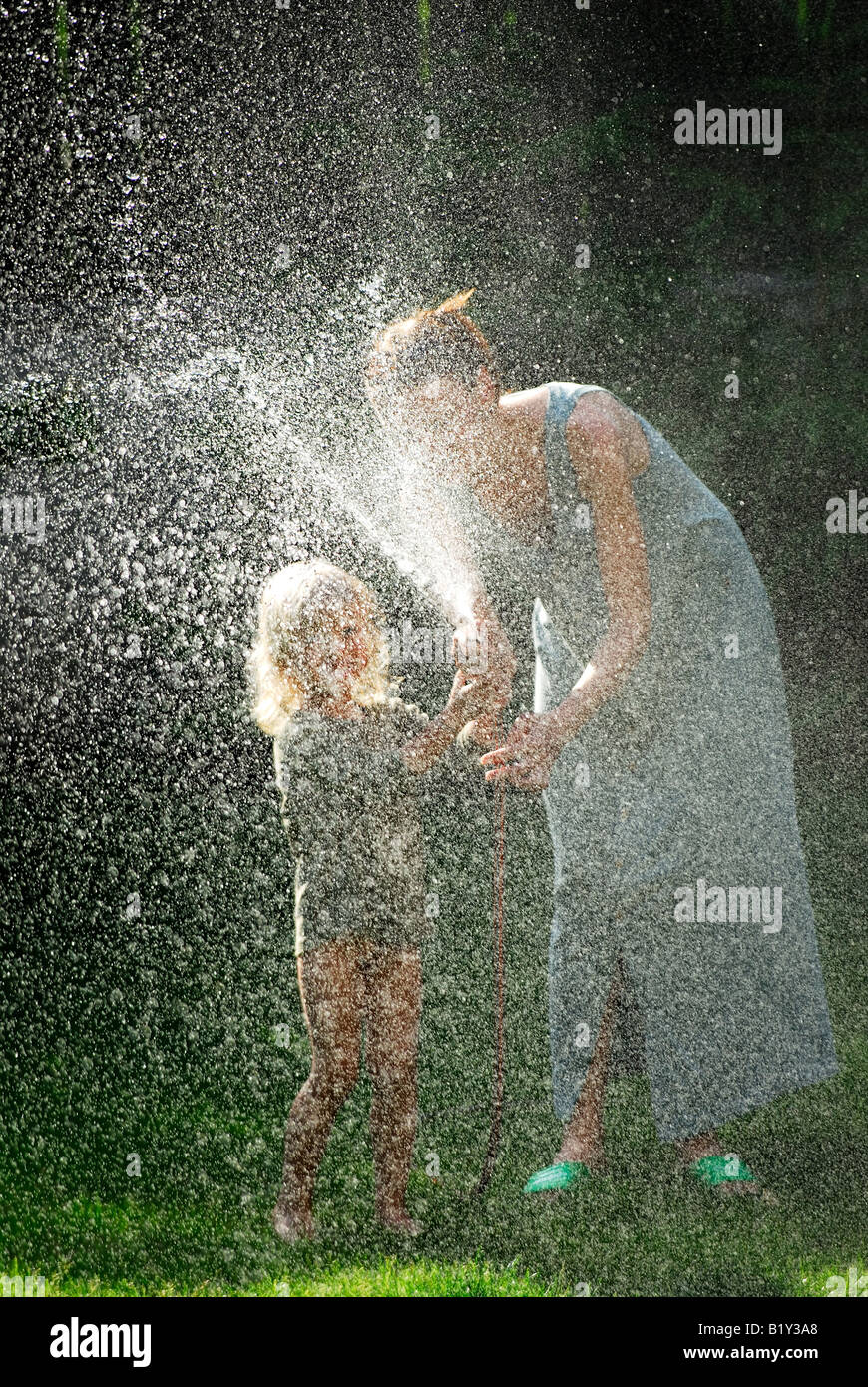Mather mit Sohn im Garten, Lebenskraft, geistige Gesundheit des Kindes, geheimer Garten Stockfoto