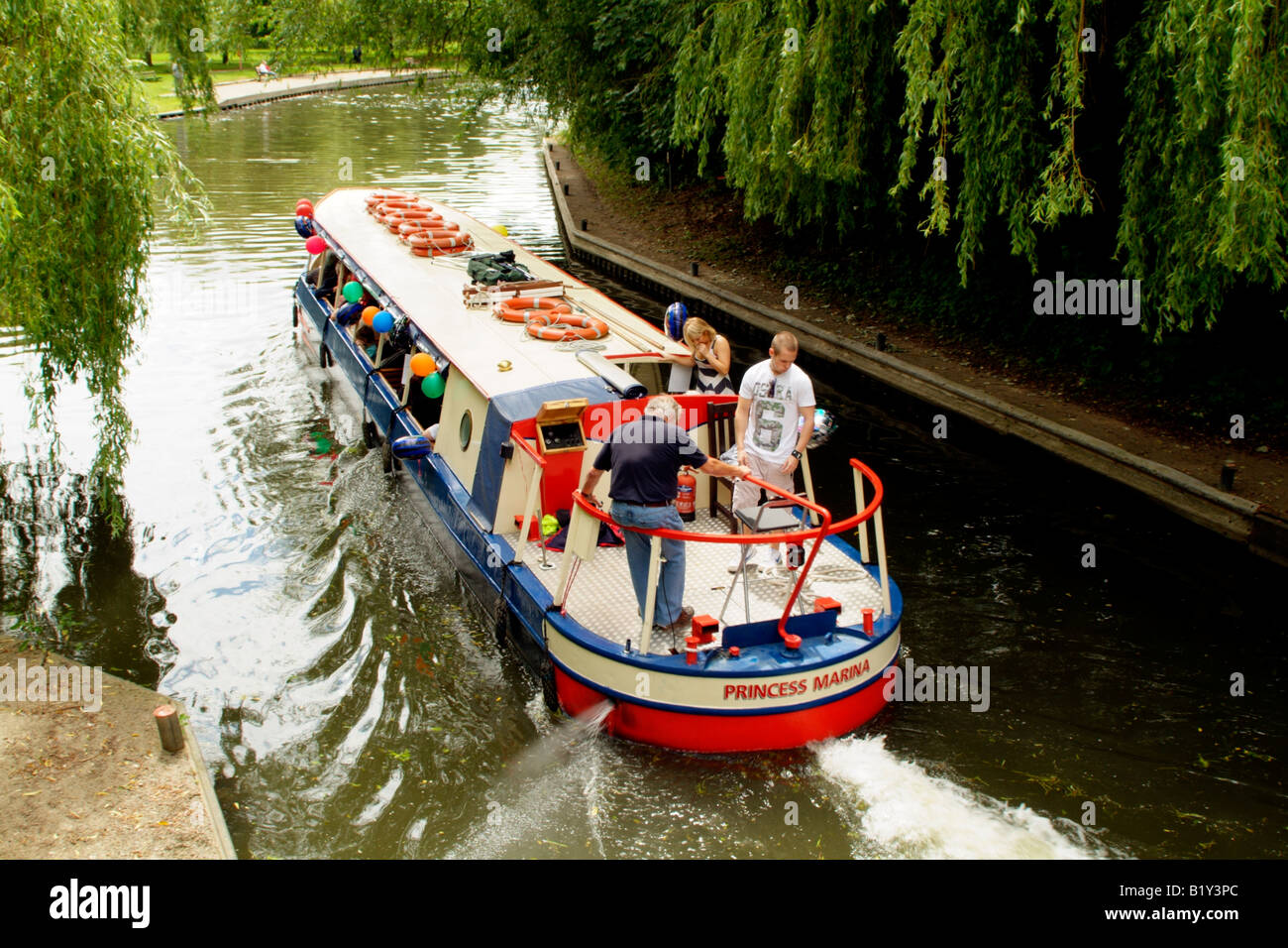 Die Prinzessin Marina Narrowboat verlassen die Stratford neue Schleuse am Fluss Avon in Stratford-upon-Avon Warwickshire England UK Stockfoto