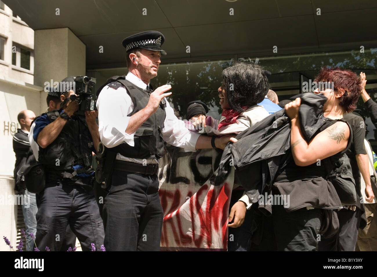 Anti-G8- und No Border clash Demonstranten mit der Polizei außerhalb Ausländerbehörde in Croydon Stockfoto