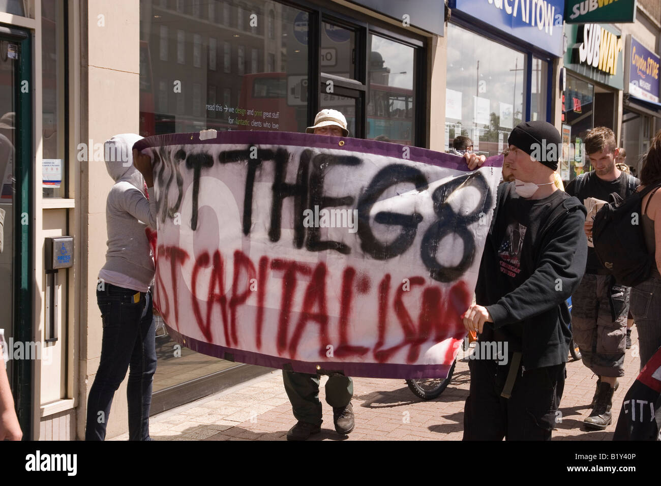 Anti-G8- und No Border clash Demonstranten mit der Polizei außerhalb Ausländerbehörde in Croydon Stockfoto