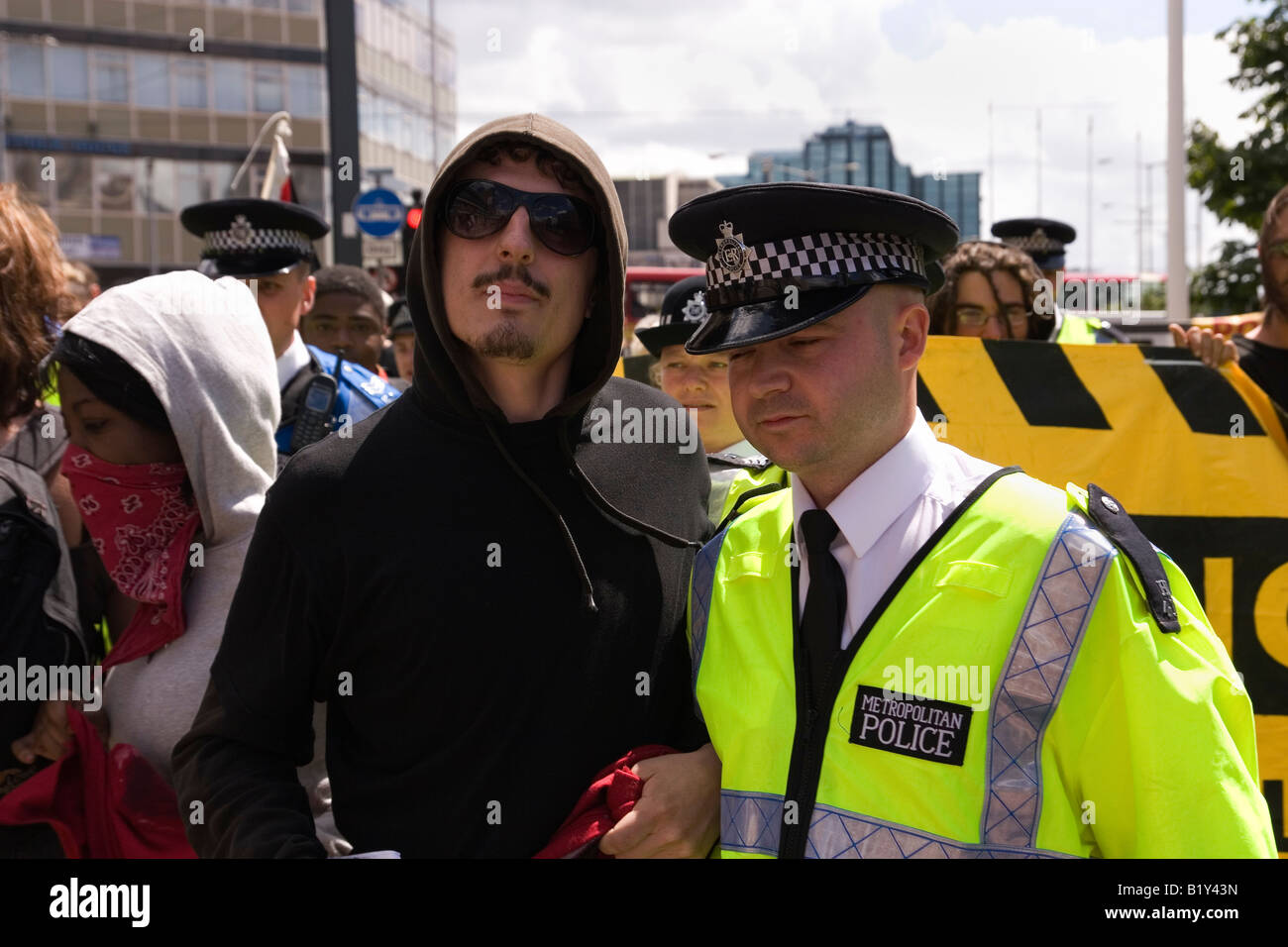 Anti-G8- und No Border clash Demonstranten mit der Polizei außerhalb Ausländerbehörde in Croydon Stockfoto