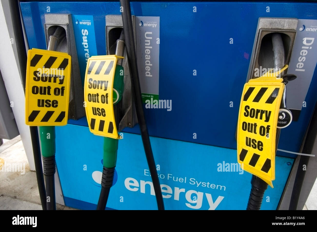 Aus der Verwendung Zapfsäulen Warnung angezeigten an einer Esso-Tankstelle ohne Benzin. Stockfoto