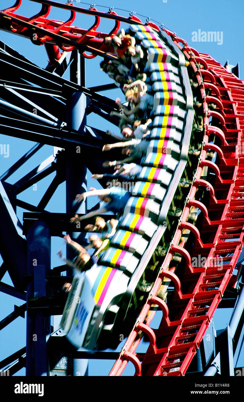 Achterbahnfahrt big Dipper Achterbahn in Blackpool Pleasure Beach bekannt als Valhalla. Lancashire, England. Stockfoto