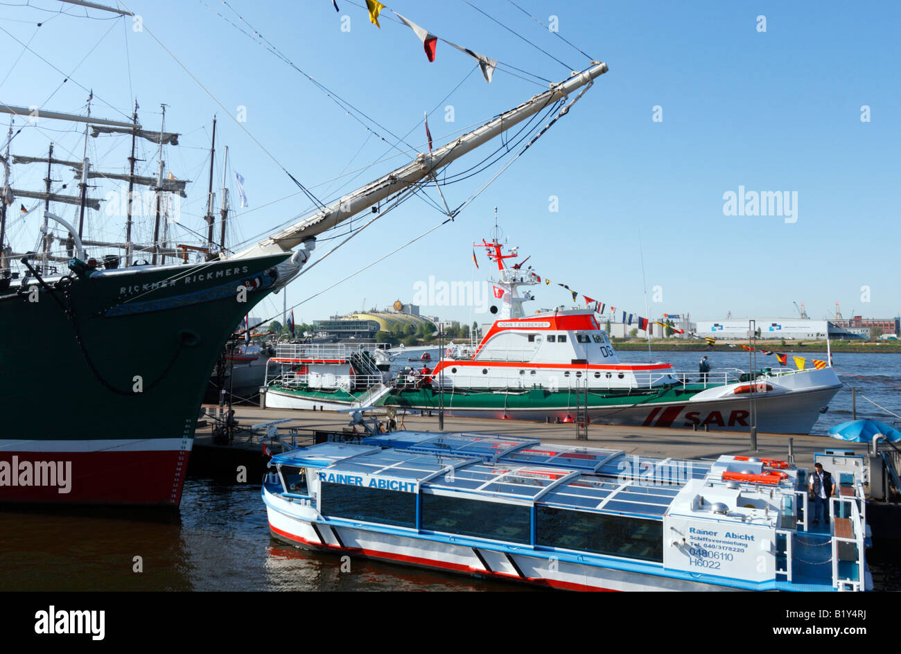 Hamburg-Landungsbrücken-SAR-Rettung Schiff und Segeln Museumsschiff "Rickmer Rickmers" Stockfoto