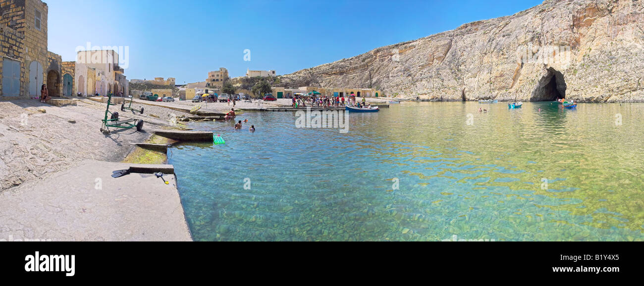 Panorama von Binnenmeer mit der Höhle im Hintergrund am Dwejra Point auf der Insel Gozo, Malta Stockfoto