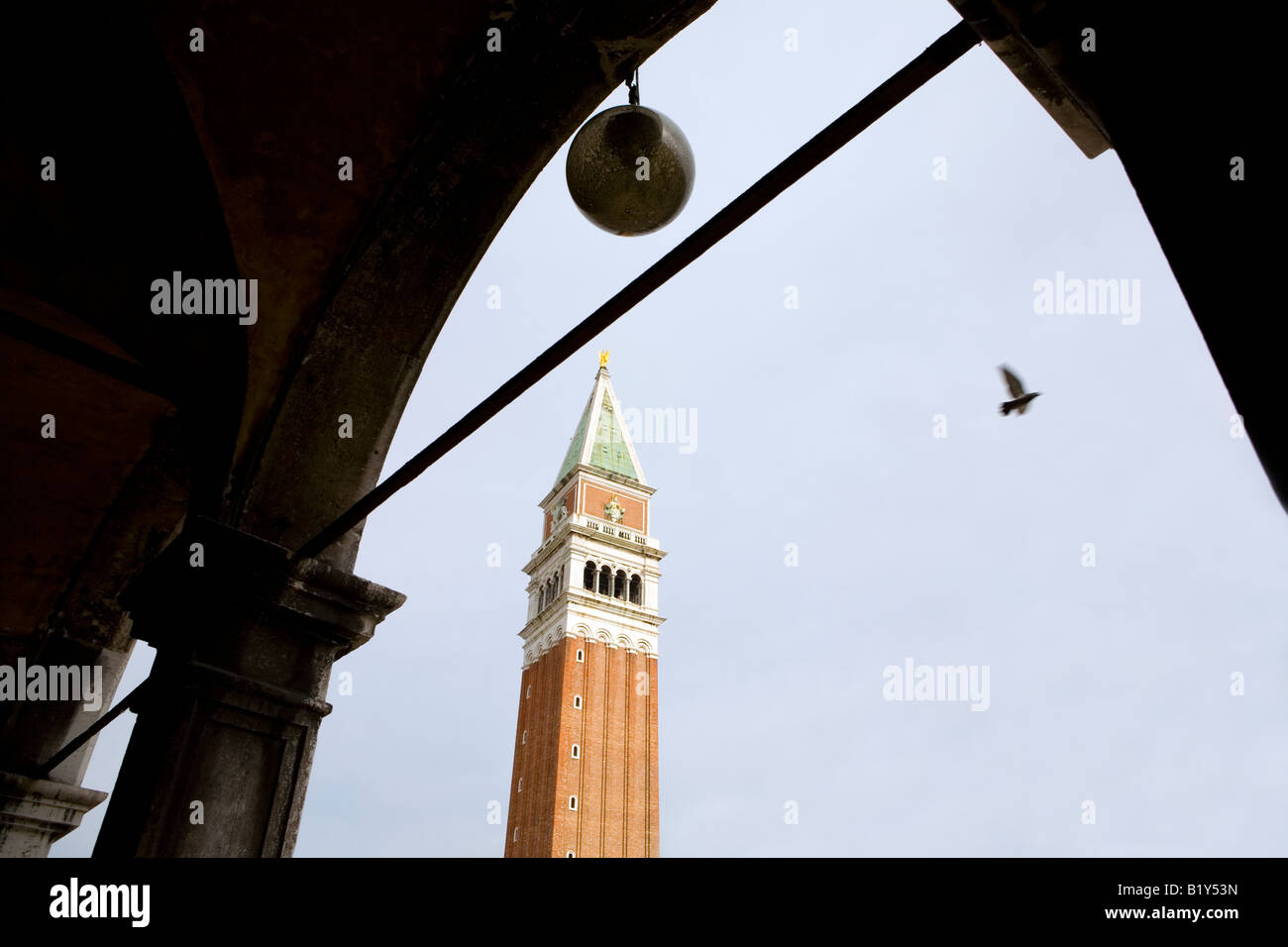 Blick auf den Campanile in Piazza San Marco Venedig Italien Stockfoto
