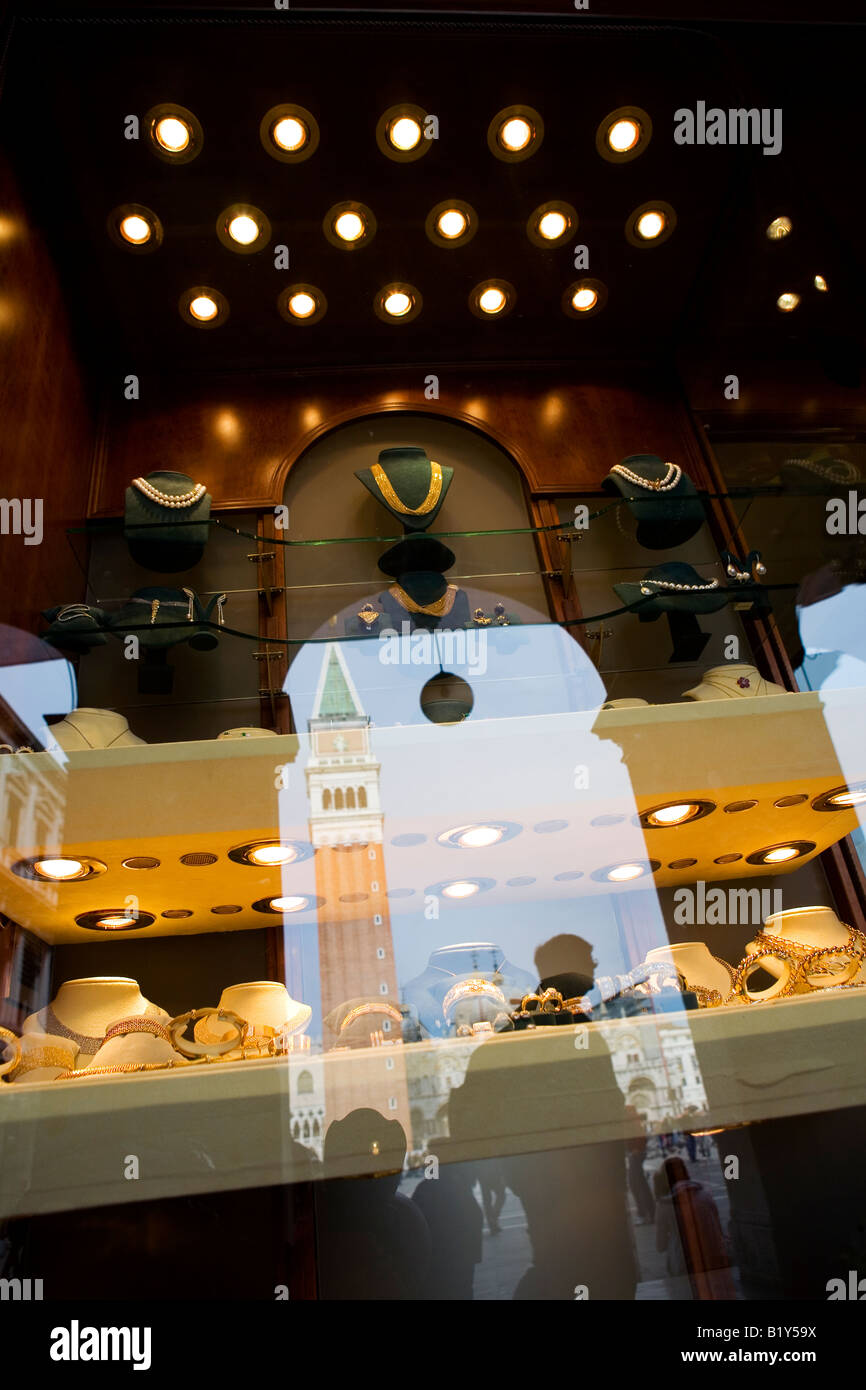 Schmuck-Shop mit einer Reflexion im Schaufenster der Campanile in Piazza San Marco Venice Italien Stockfoto