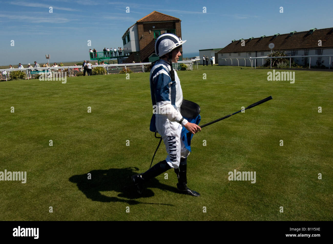 Champion jockey Ryan Moore zu Fuß zurück in die Waage Zimmer bei Brighton Rennen Stockfoto