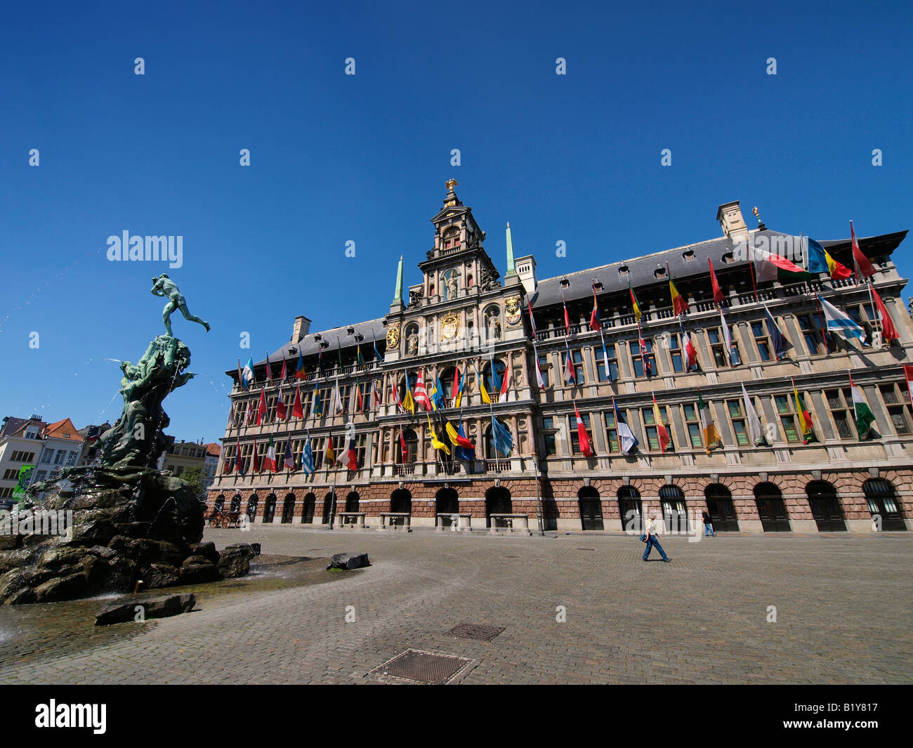 Antwerpen Rathaus mit dem Brabo-Brunnen auf der linken großen Marktplatz Grote Markt Antwerpen Flandern Belgien Stockfoto