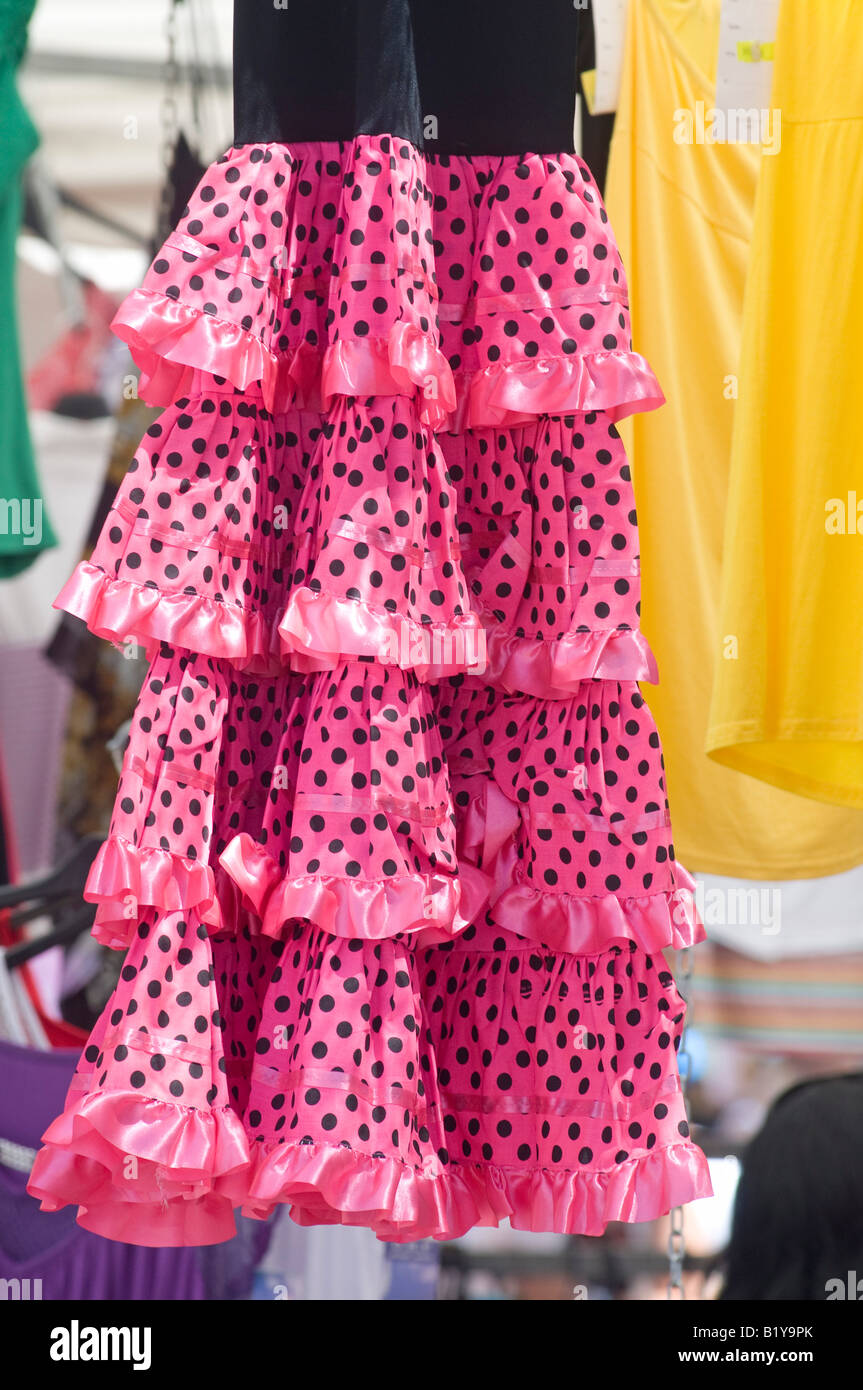 Traditionelle spanische Flamenco-Kleid-Aufhängung für den Verkauf auf Cabo de Palos Markt Murcia Spanien Stockfoto