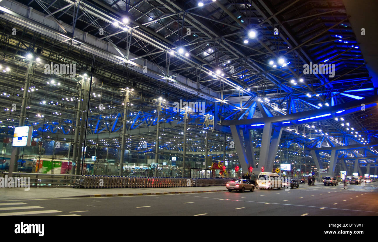 Blaue Beleuchtung am neuen Suvarnabhumi International Airport Bangkok Thailand Stockfoto