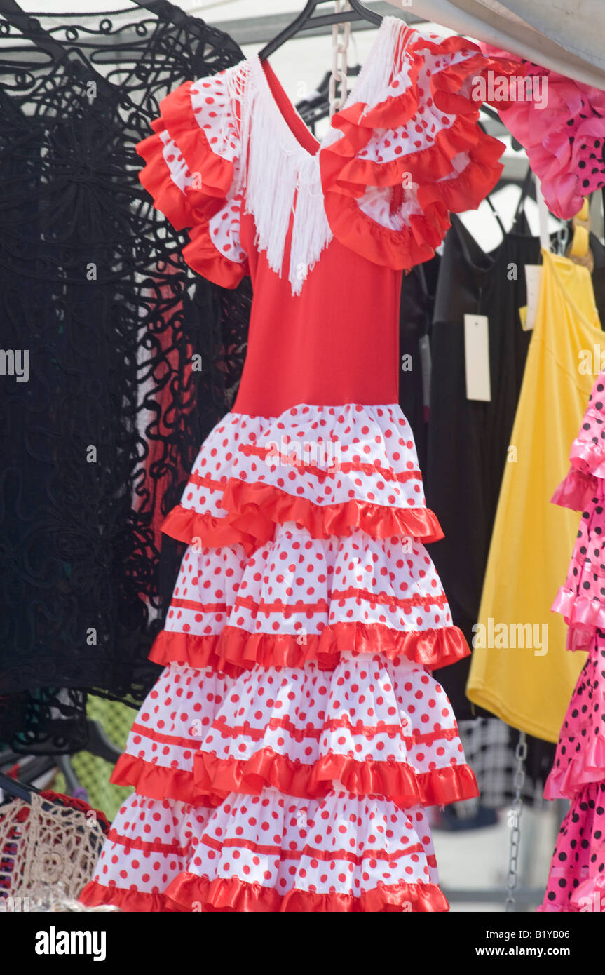 Traditionelle spanische Flamenco-Kleid-Aufhängung für den Verkauf auf Cabo de Palos Markt Murcia Spanien Stockfoto