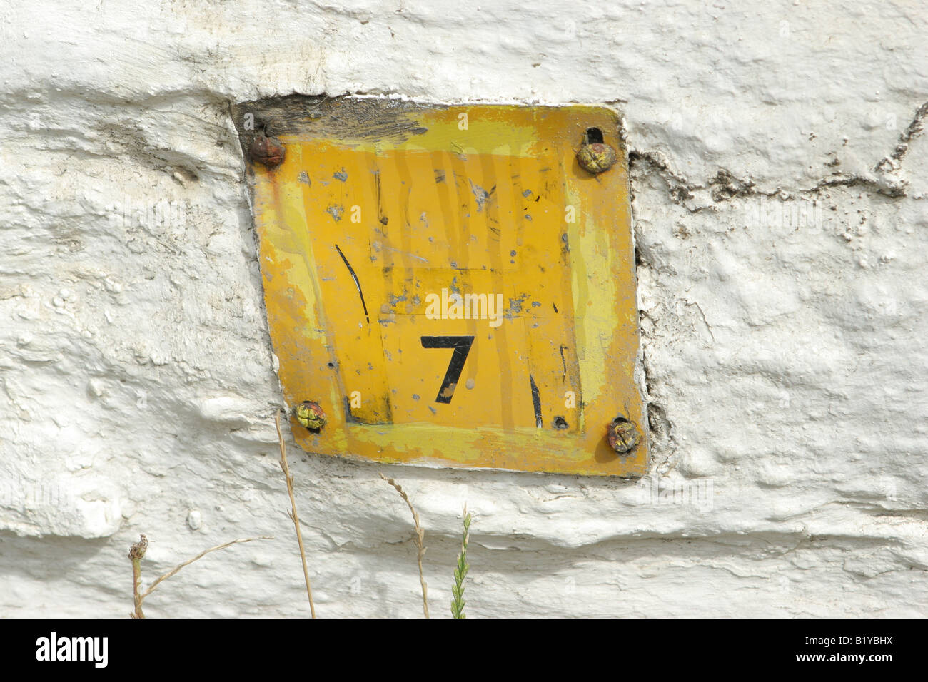 Nummer sieben auf gelben Hydranten plaque Stockfoto