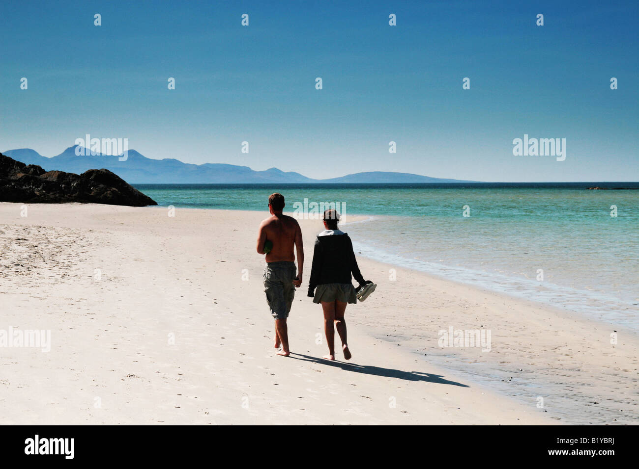 Pärchen spazieren allein Strand Stockfoto