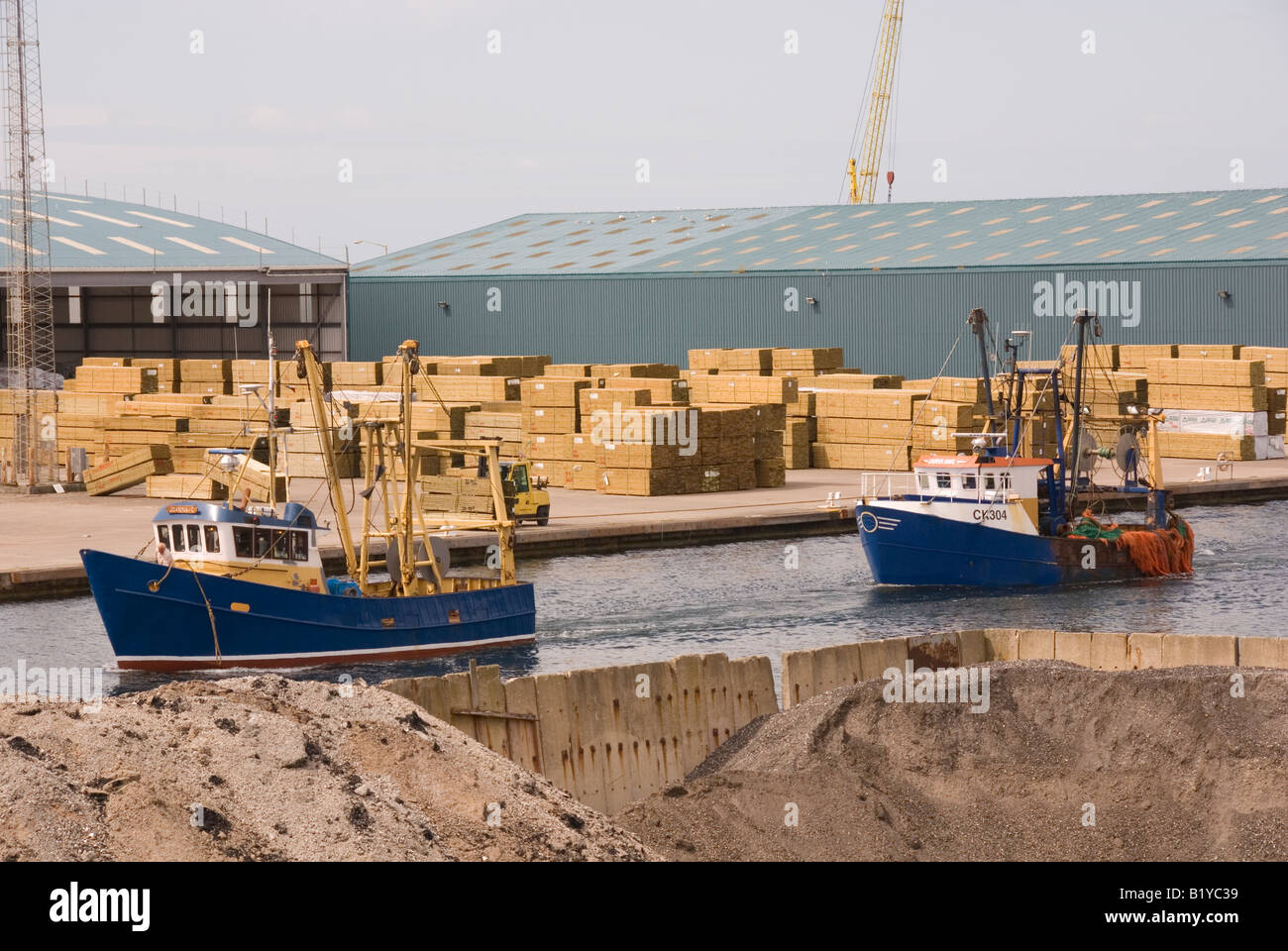 Holz importiert in Shoreham Hafen, Sussex, England Stockfoto