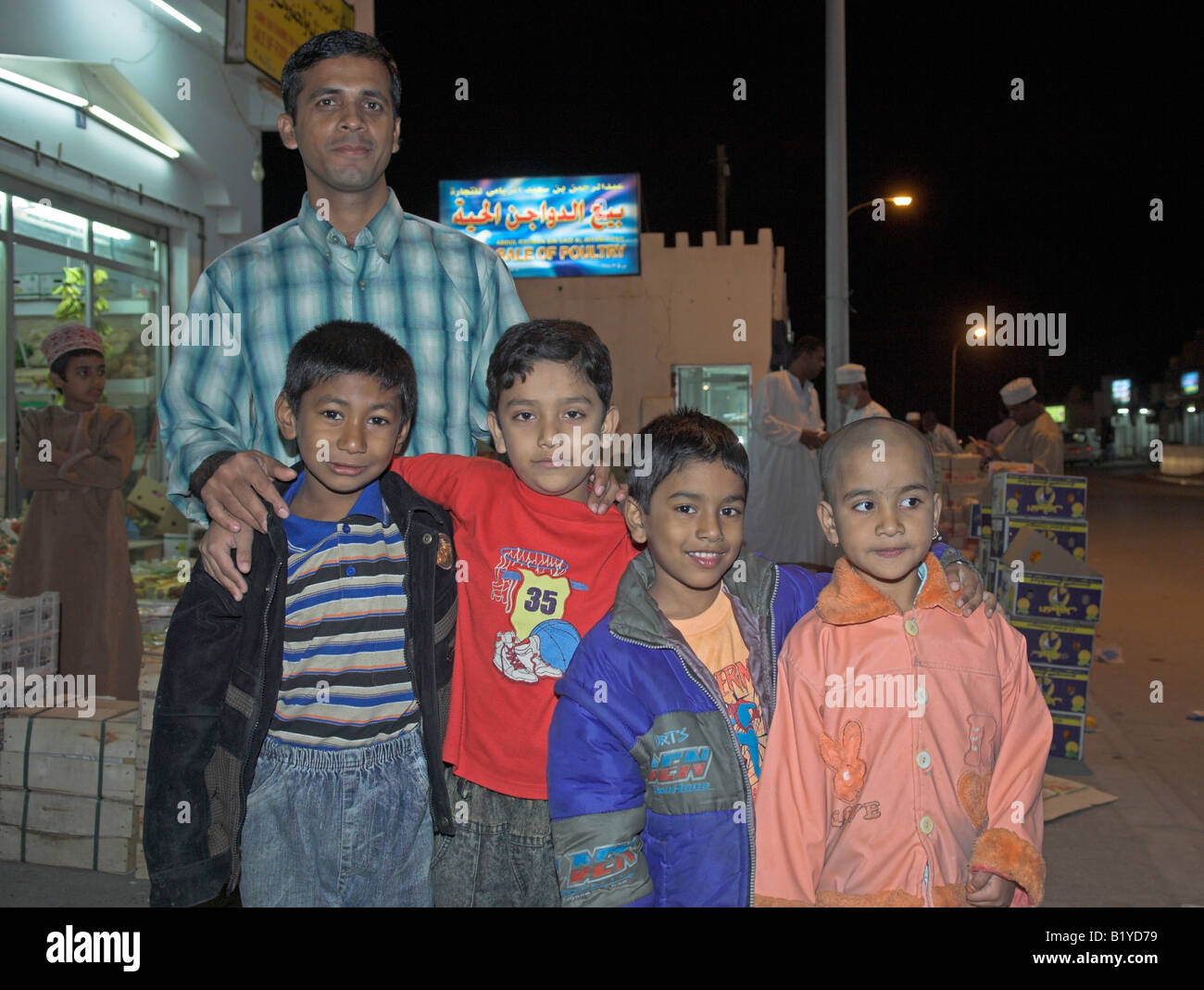 Familie in der Nacht in Barka, Oman Stockfoto