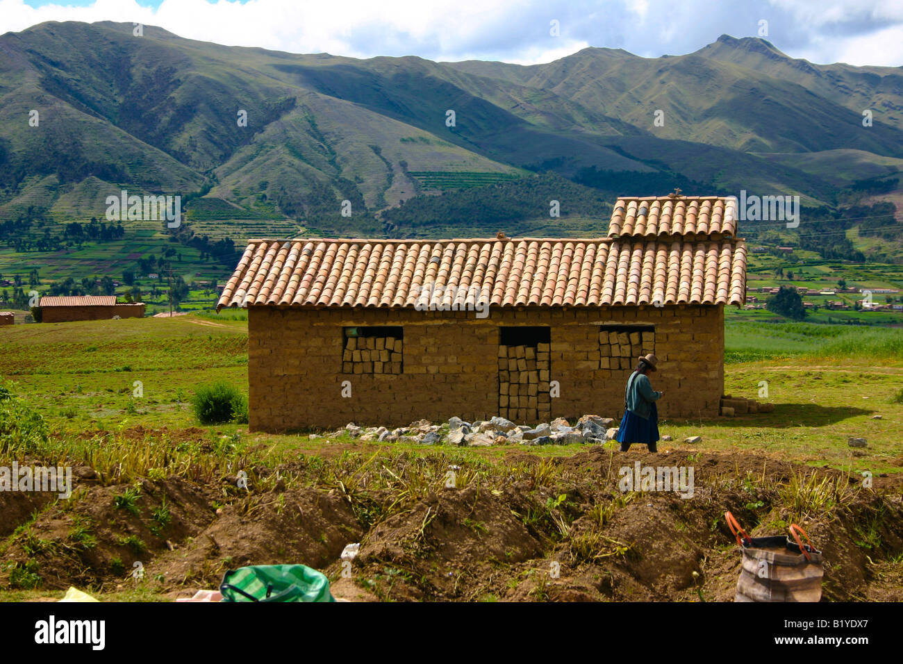 Blick auf ein Haus und eine Frau in der Nähe von Cuzco Cusco Peru Stockfoto