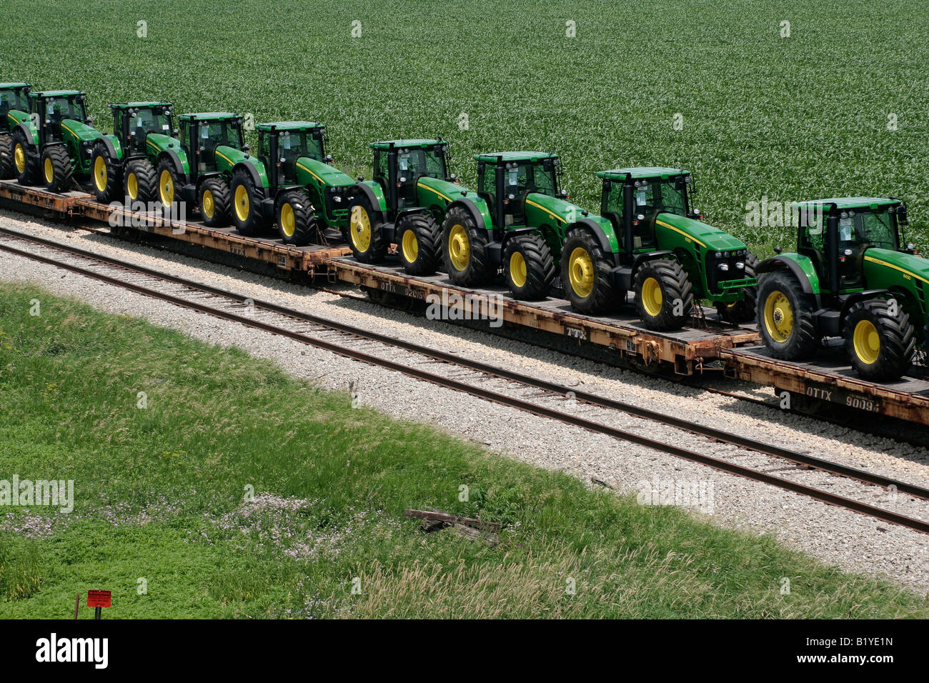 John Deere Traktoren geliefert per Bahn in der Nähe Fabrik in Waterloo, Iowa Stockfoto