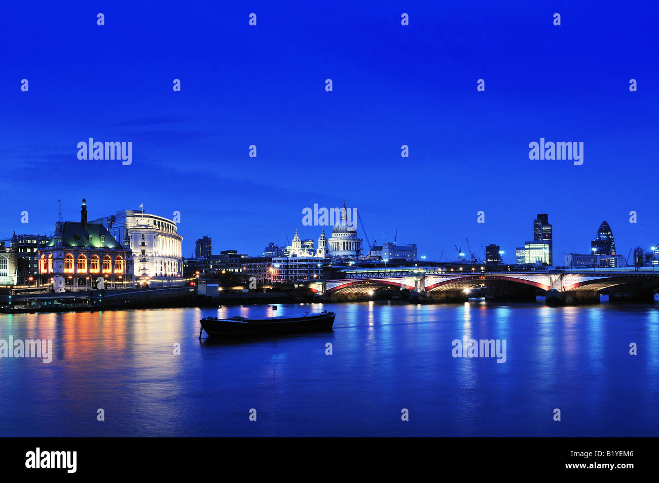 Skyline von London am Flussufer in der Abenddämmerung mit St Pauls Cathedral Stockfoto