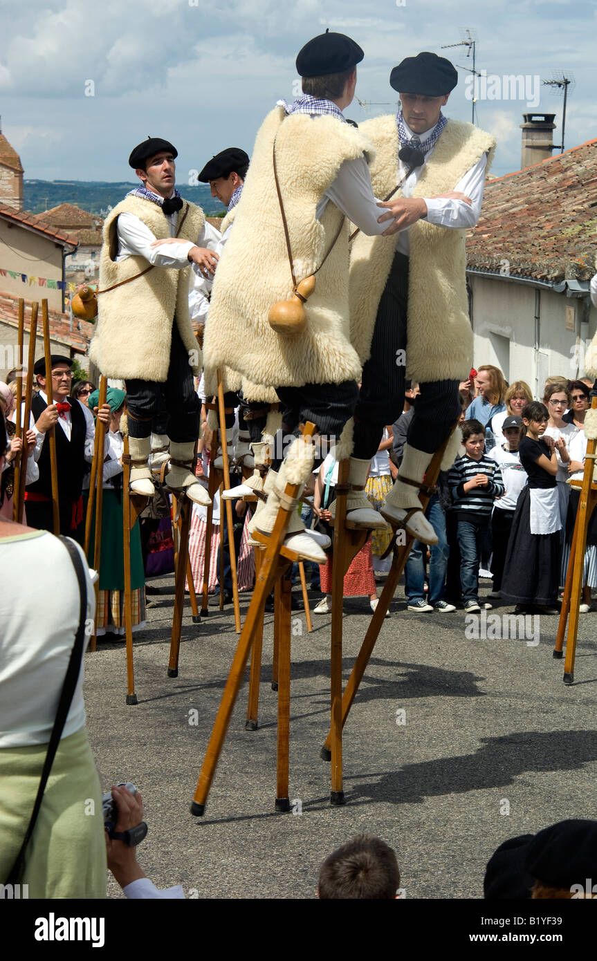 Männer aus Les Landes in traditionellen Kostümen führen einen Tanz auf Stelzen am Dorffest in Auvillar, Südwest-Frankreich. Stockfoto