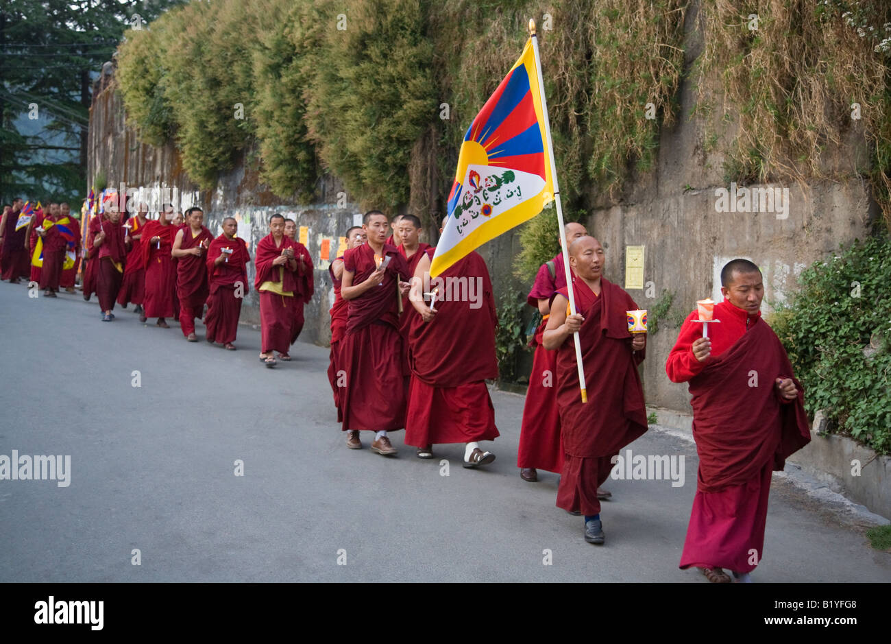 TIBETAN NUNS März aus Protest gegen chinesische Menschenrechtsverletzungen in Tibet auf den Straßen von MCLEOD GANJ DHARAMSALA, Indien Stockfoto