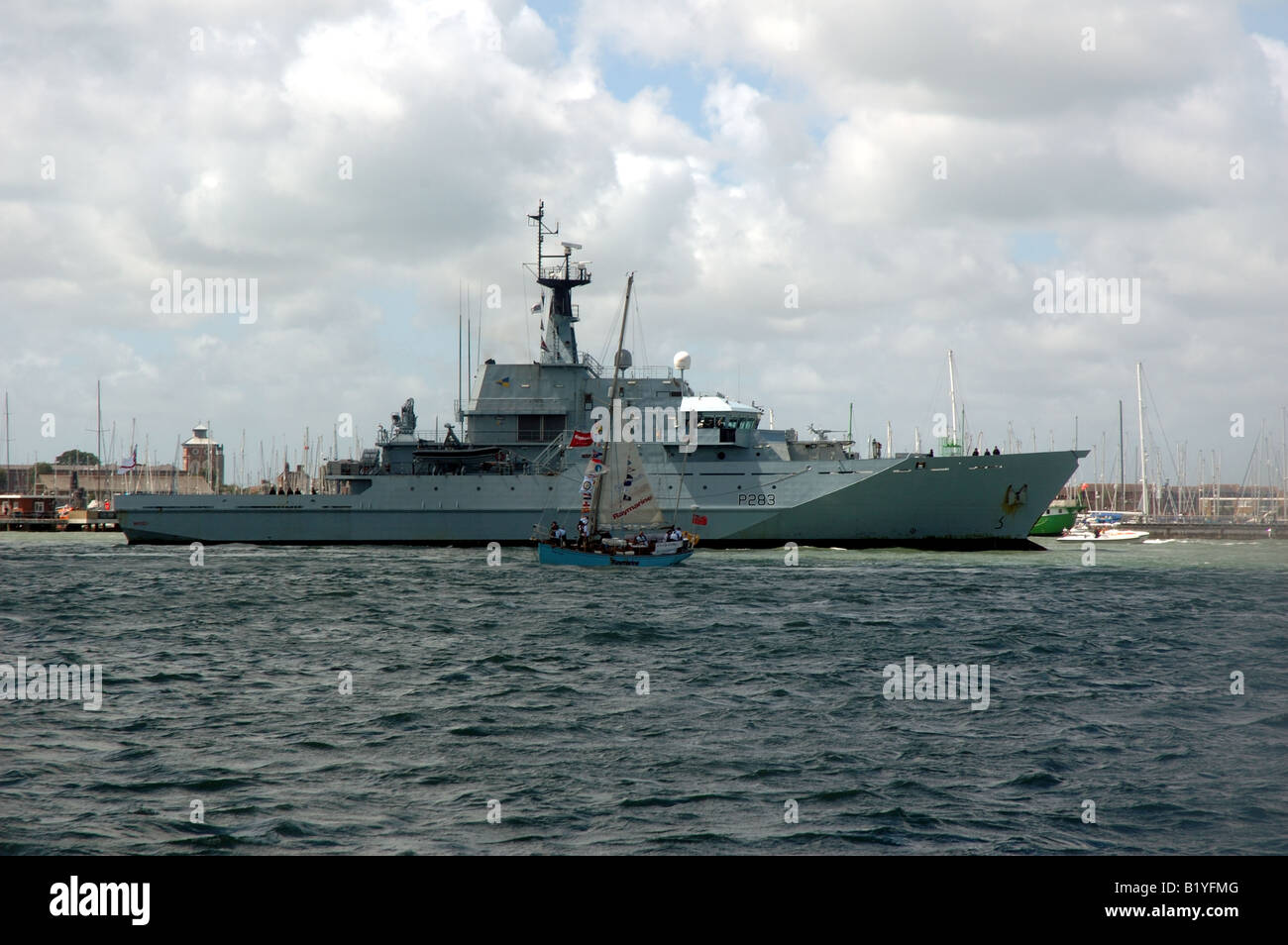 Historische yacht lebhafte Dame Rückkehr nach Portsmouth nach ihrer zweiten Weltumsegelung oder der Welt, begleitet von HMS Mersey Stockfoto