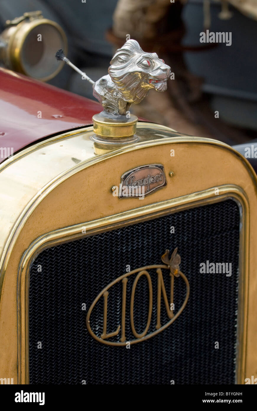 Veteran Peugeot 'Löwe' Automobil Kühlergrill & betroffenen Schmetterling - Auto-Rallye, Frankreich. Stockfoto