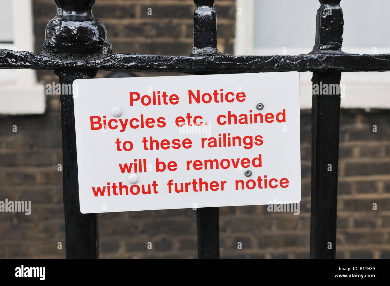 Fahrräder werden Zeichen entfernt Stockfoto