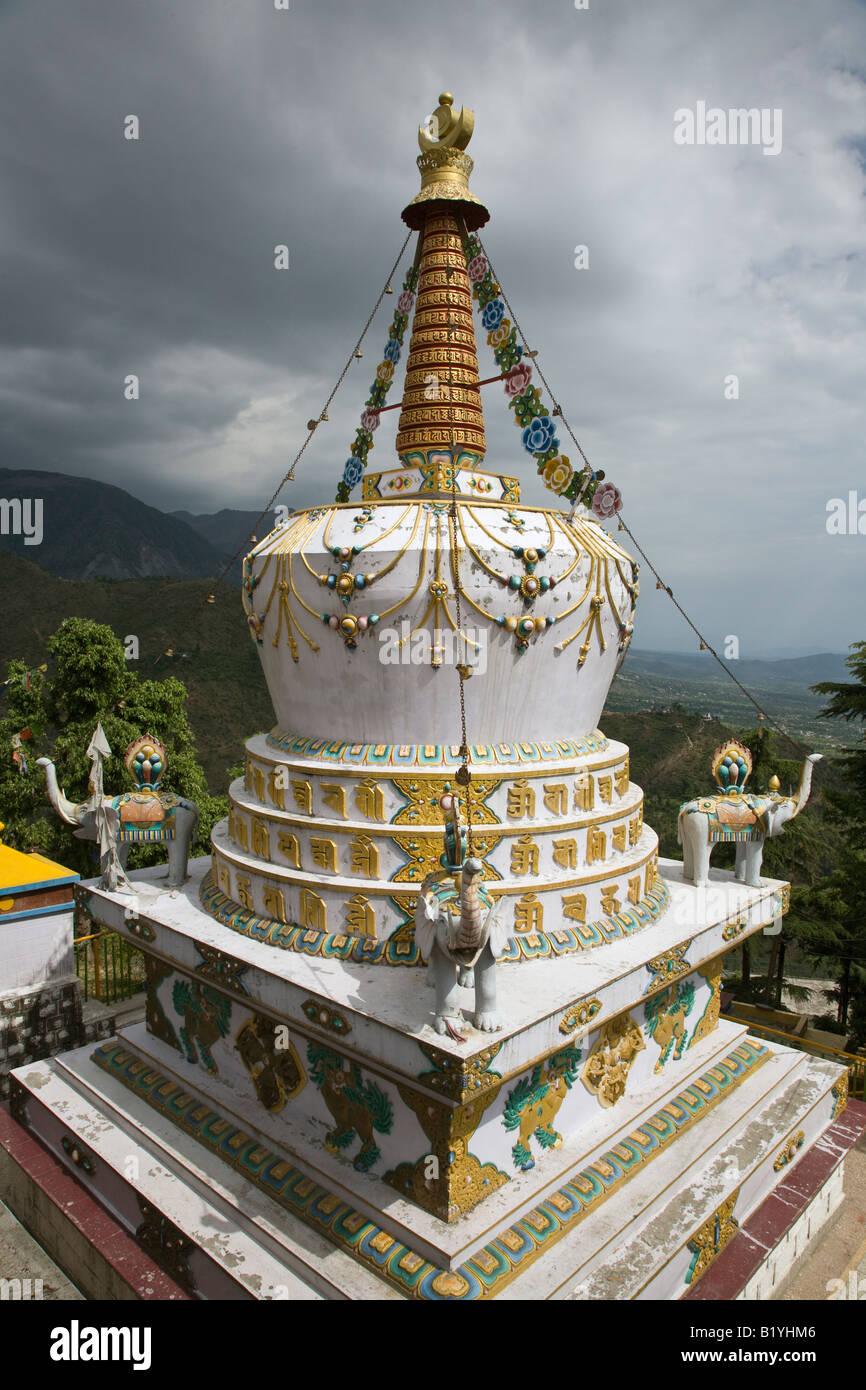 Eine tibetische STUPA auf dem Gelände der TSUGLAGKHANG COMPLEX in MCLEOD Bande DHARMSALA Indien Stockfoto