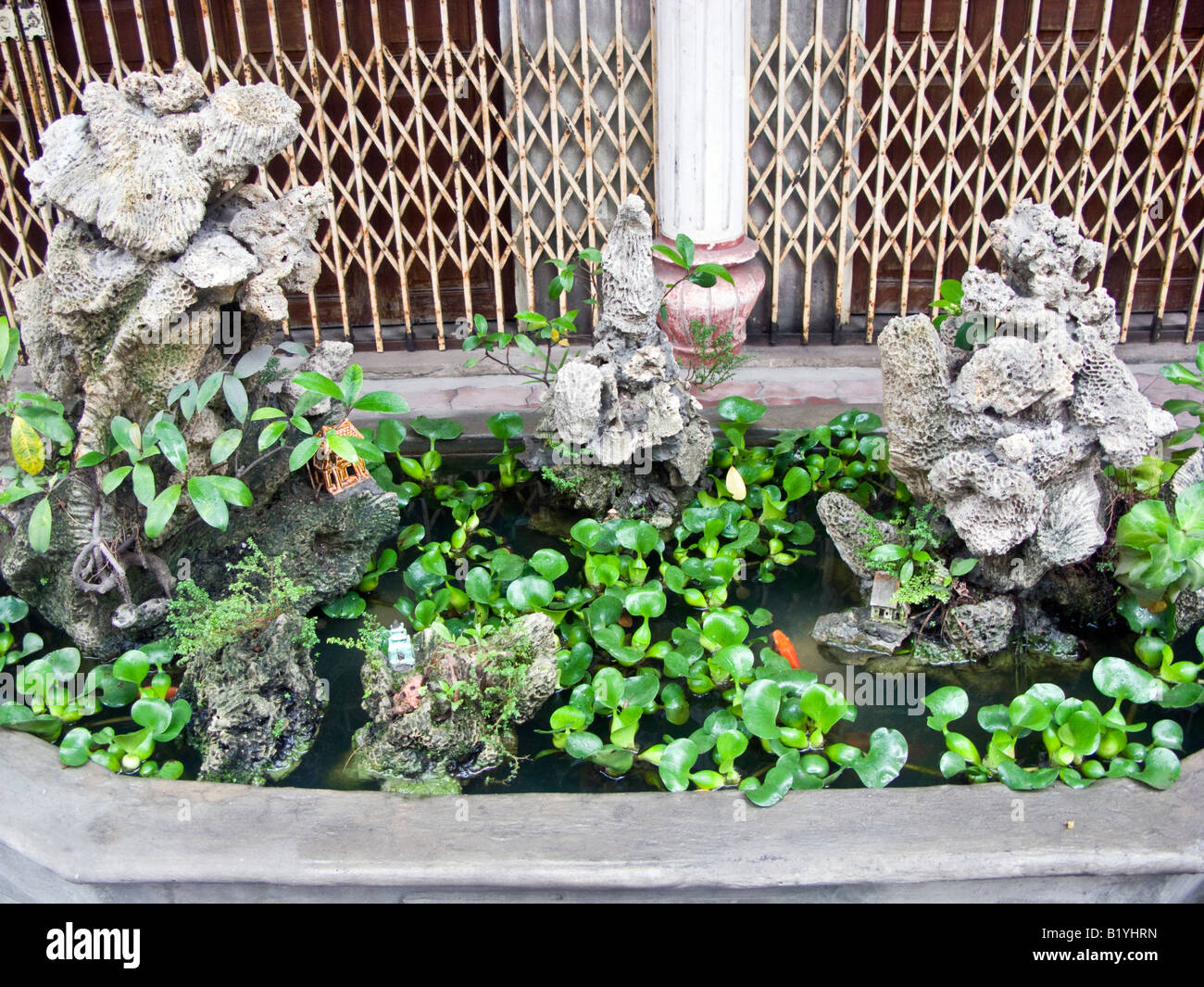 ornamentale Miniaturgarten außerhalb Mittelklasse-Apartrment Block, Halong Bucht, Vietnam Stockfoto