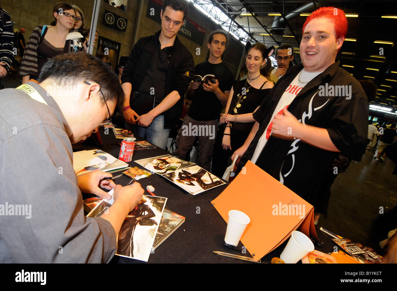 Ein japanischer Autor signieren seiner Manga (Comic) während der Japan Expo Messe. Stockfoto