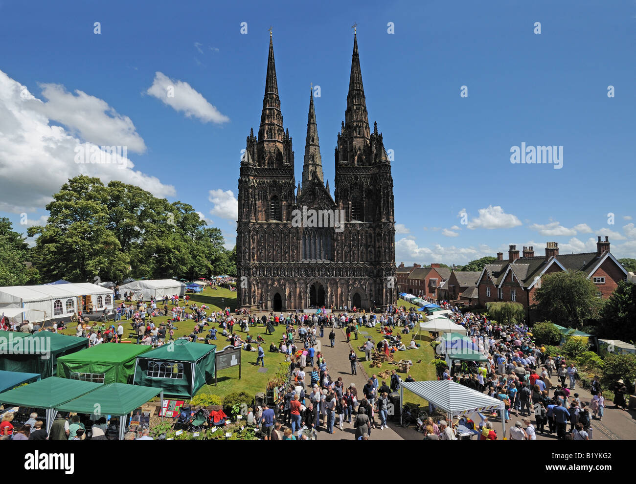 Kathedrale von Lichfield mit dem mittelalterlichen Markt während des jährlichen Lichfield Musik Festival Lichfield Staffordshire England Stockfoto