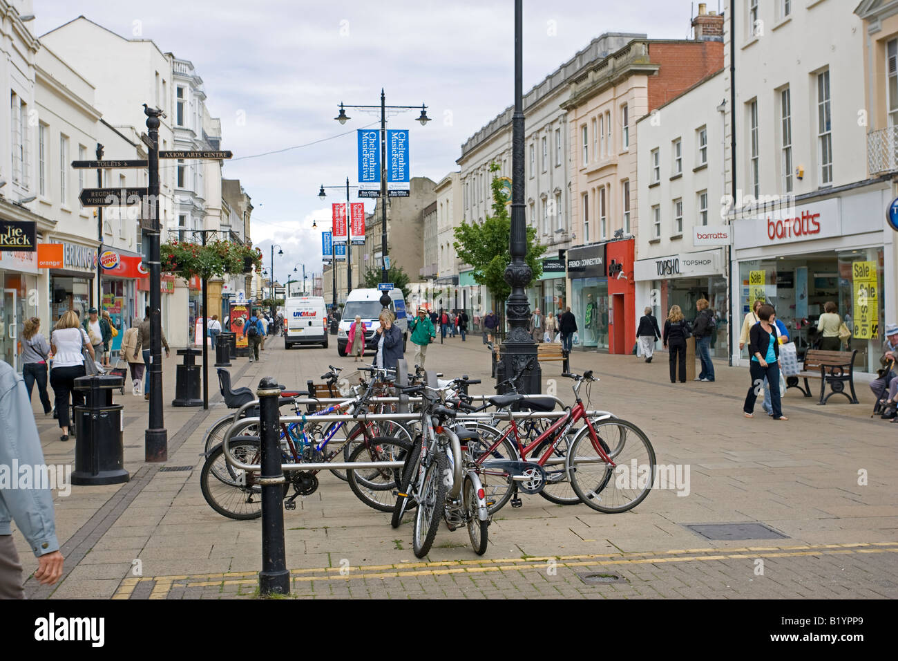 Fahrräder geparkt gepflasterte Fußgängerzone einige Käufer Cheltenham High Street beim Festival UK Stockfoto