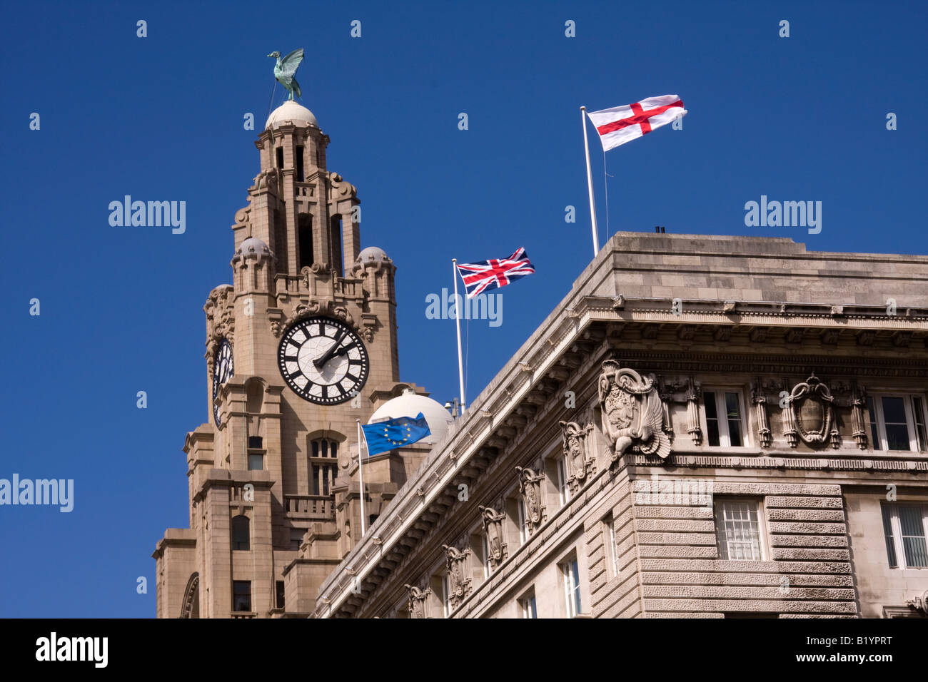 Die Leber-Gebäude mit Fahnen, Liverpool Stockfoto