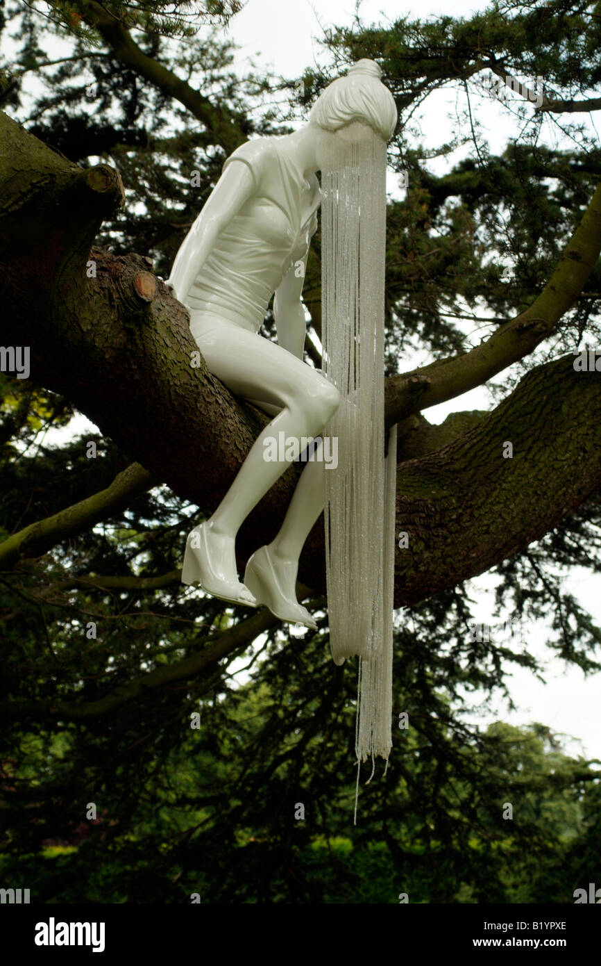Hangin Baum Skulptur einer Frau in einem Baum von Kevin Francis Gray 2008 auf dem Display auf dem Gelände des Sudeley Castle Stockfoto