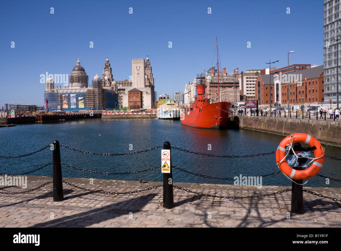 Liver Building betrachtet über Canning Dock, Liverpool Stockfoto