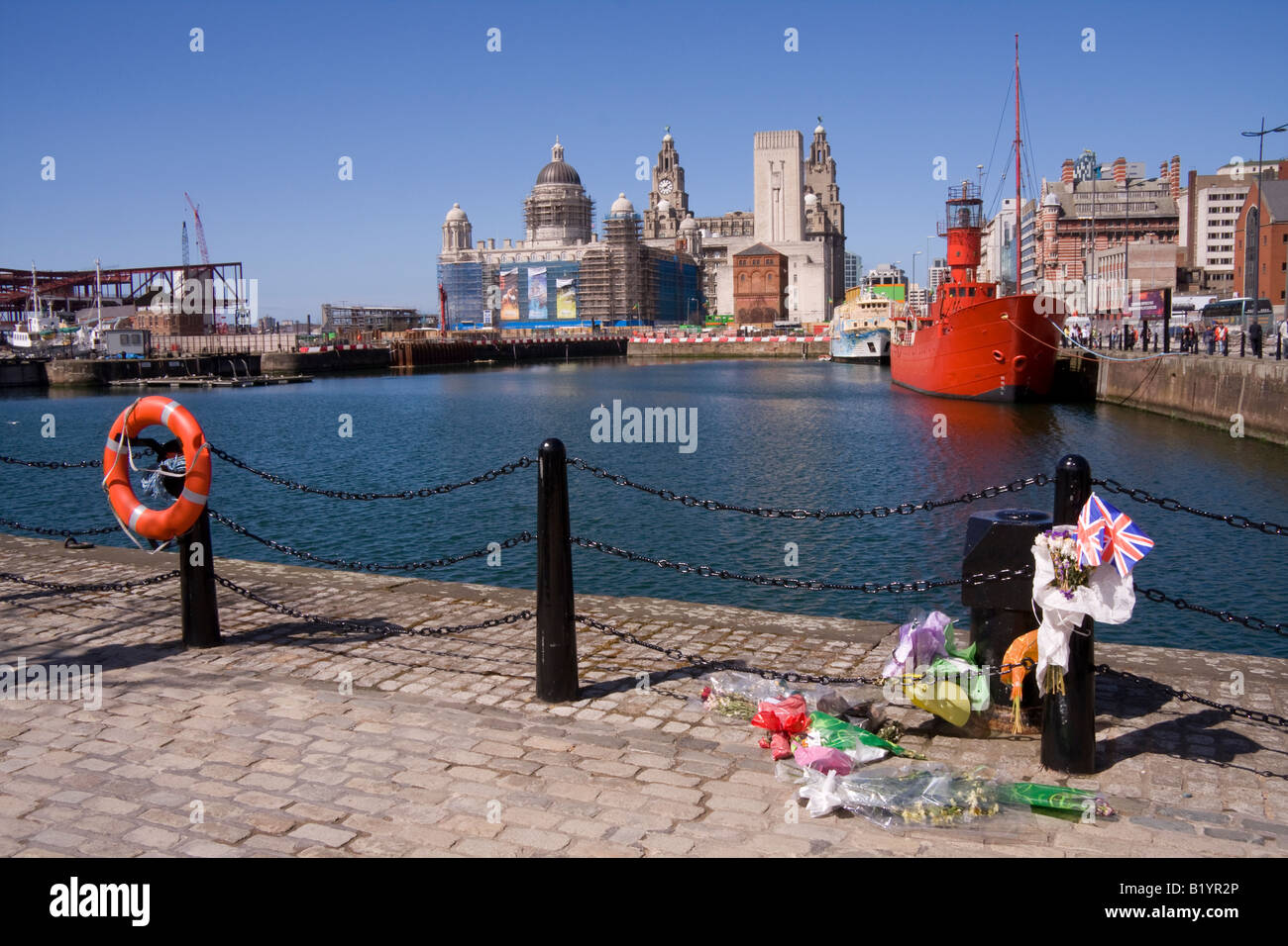 Liver Building betrachtet über Canning Dock mit Erinnerung Blumen, Liverpool Stockfoto