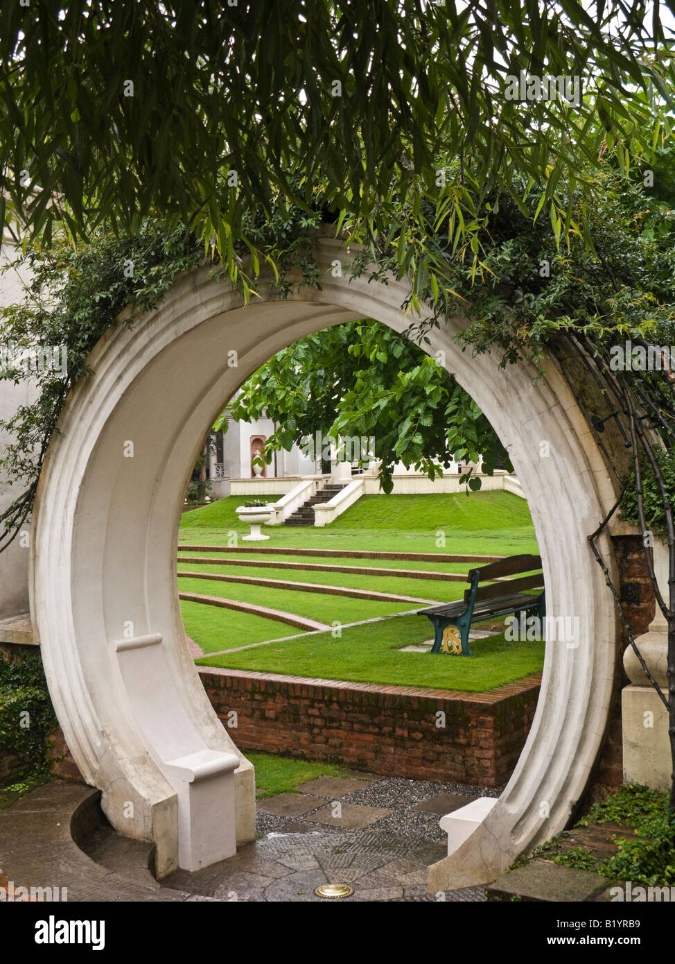 Bogen Sie im Garten der Träume Swapna Bagaicha Kathmandu Nepal Stockfoto