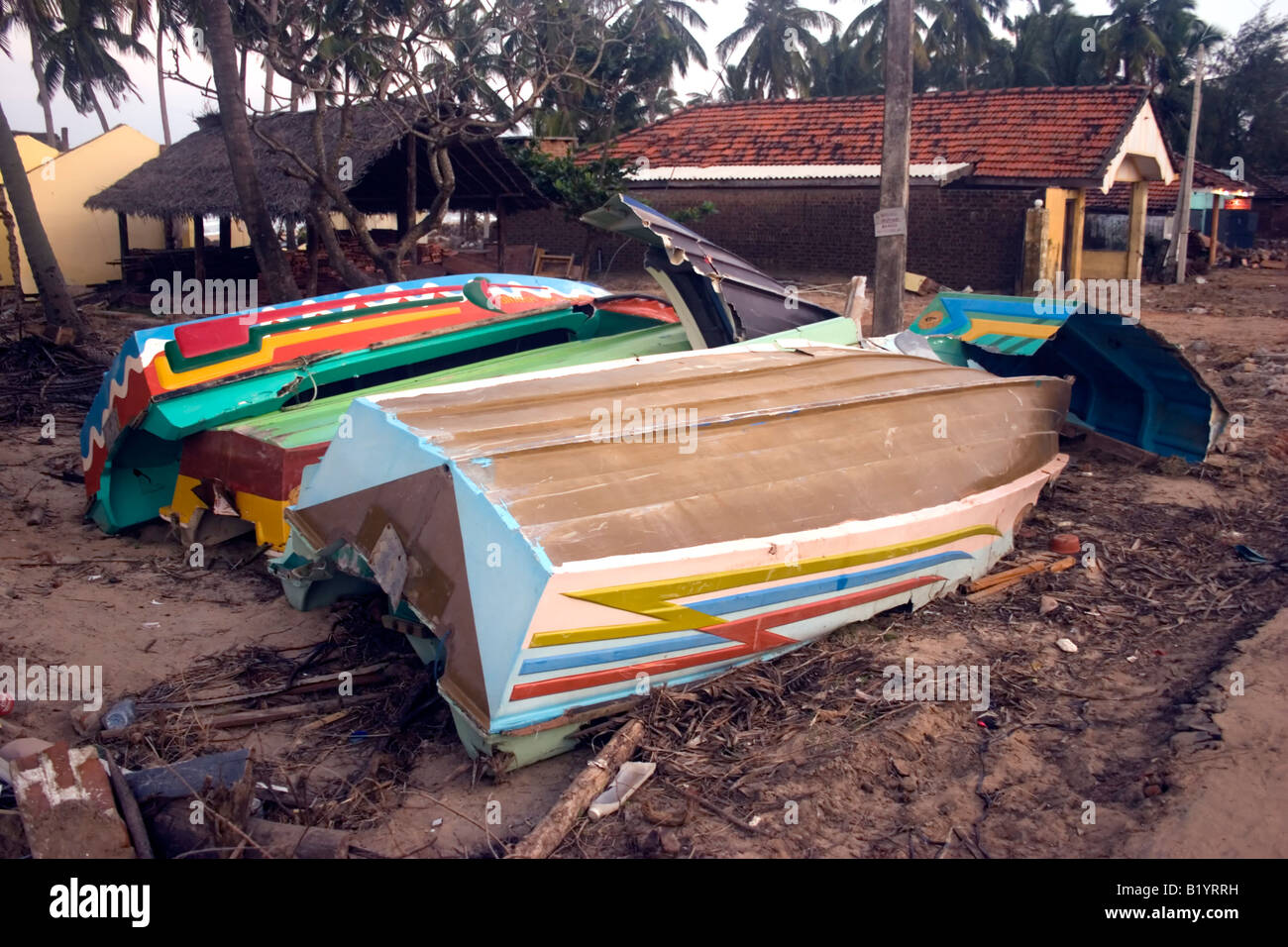 Die Folgen der Tsunami-Show ist der absoluten Schaden getan, um die lokalen Fishermans Livelyhood. Boote liegen entlang der Küste zerrissen. Stockfoto