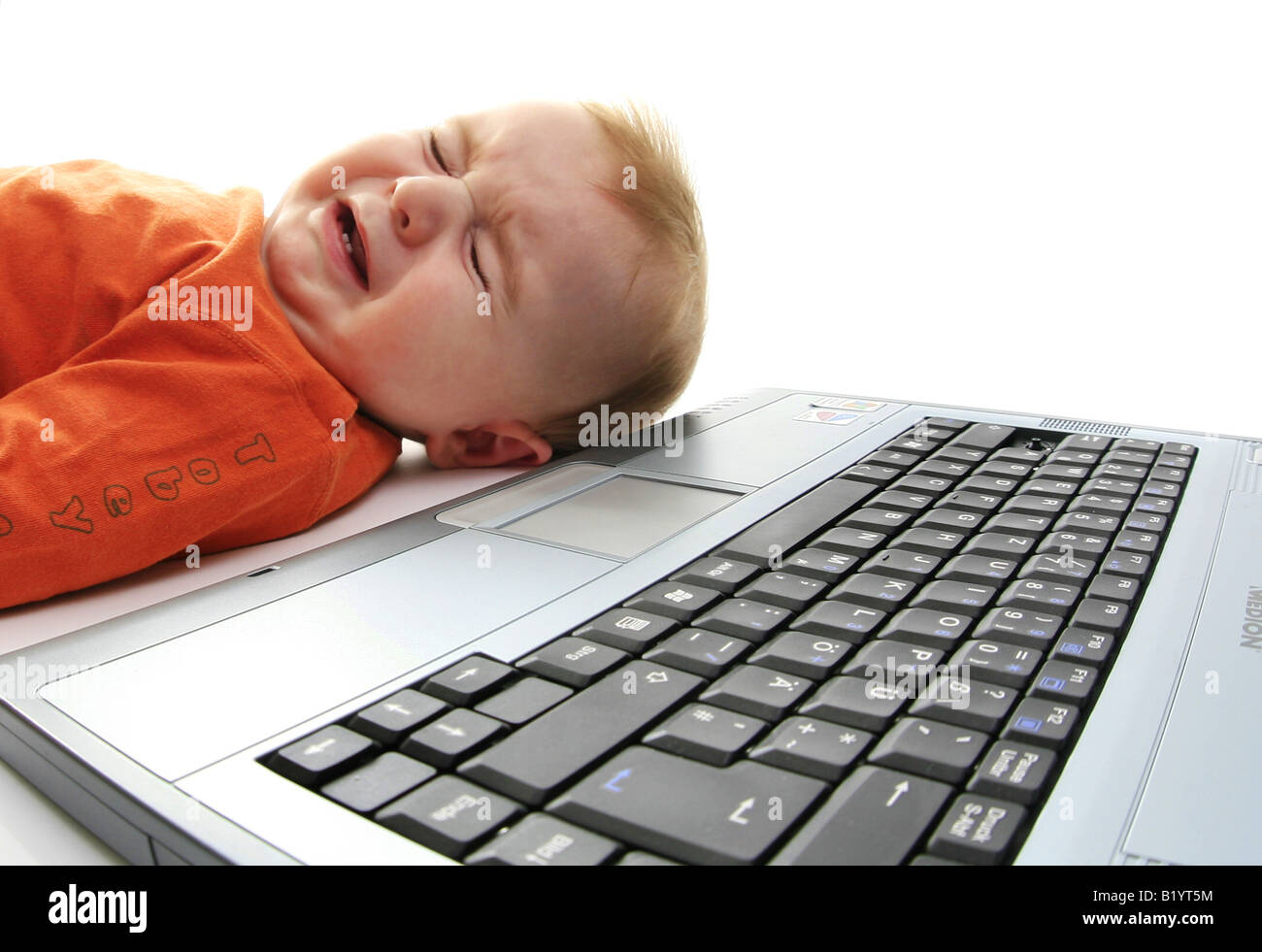 Baby weint vor einem laptop Stockfoto
