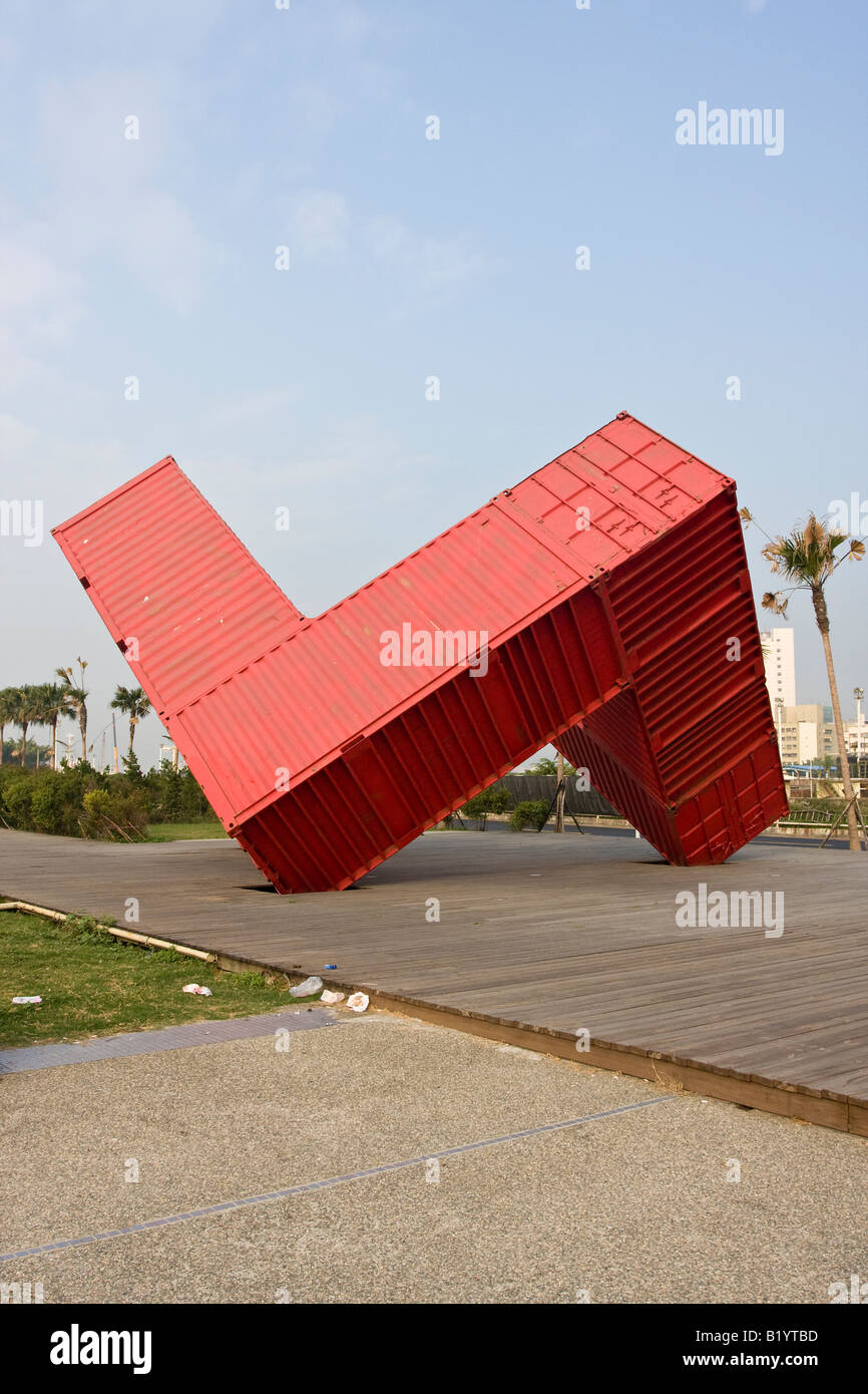 Kunst im öffentlichen Raum erstellt aus alten Schiffscontainern, Kaohsiung, Taiwan, ROC. Stockfoto