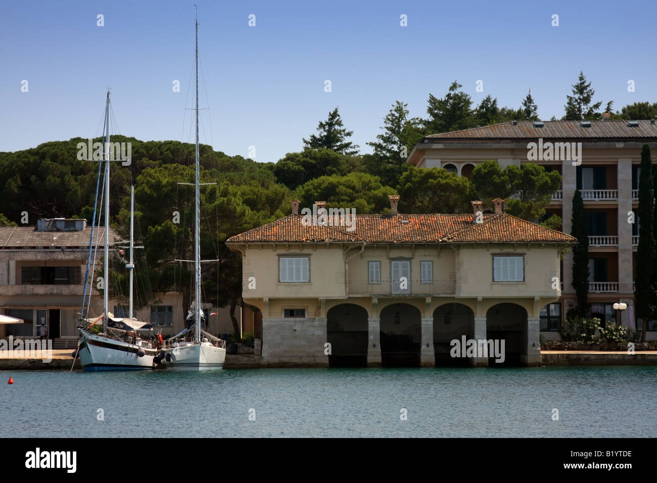 Kleiner Hafen auf der Insel Brioni an der Küste der Adria in Kroatien. Stockfoto