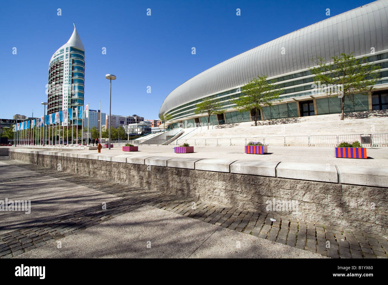 Atlantico Pavillon (Pavilhão Atlântico) AKA Altice oder MEO Arena im Park der Nationen (Parque das Nações), mit Sao Rafael Tower im Rücken. Lissabon, Portugal. Stockfoto