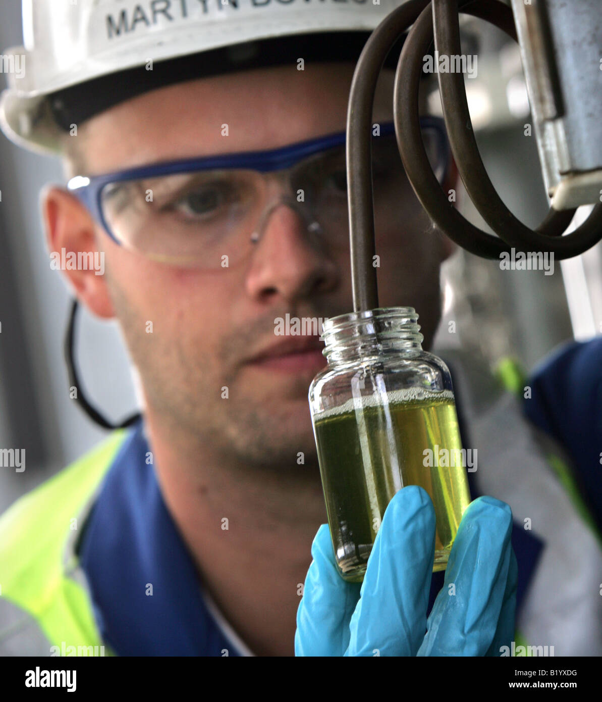 Ein Ingenieur nimmt eine Probe von Biodiesel in einem Werk auf Teesside, UK. Stockfoto